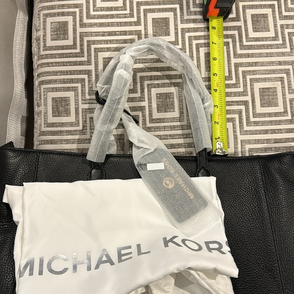 MICHAEL Michael Kors Sinclair NWT Tote Bag with front Gold Studs and top zipper - Picture 16 of 16